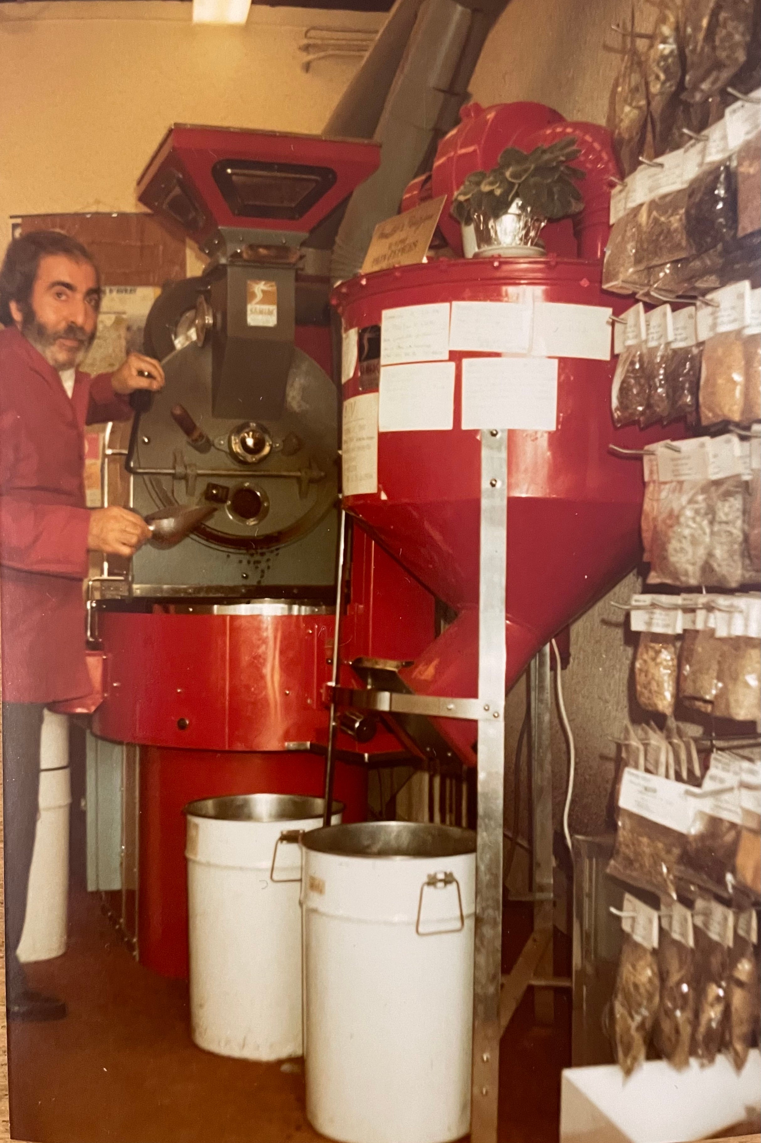 Armand Parseghian en plein processus de torréfaction de grains de café dans les années 1980
