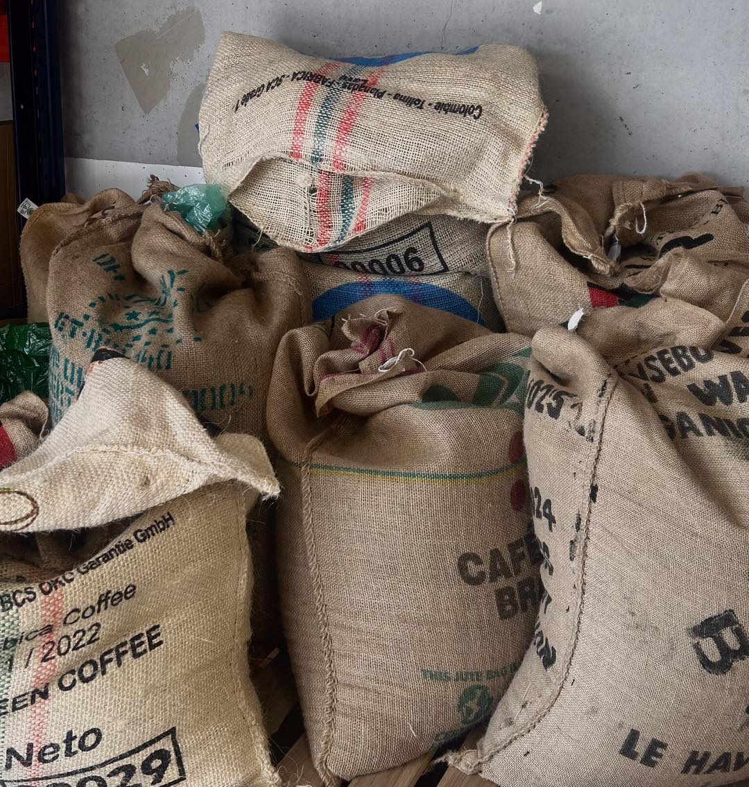 Sacs en toile de jute remplis de grains de café verts